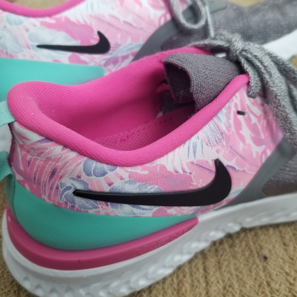 Euc- Nike Flyknit Odyssey React Running Sneakers - image 5